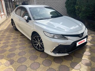 2021 Toyota Camry VIII (XV70) Рестайлинг, белый, 3350000 рублей, вид 2