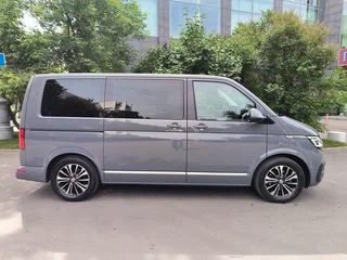 2022 Volkswagen Multivan T6 Рестайлинг, серый, 5890000 рублей, вид 4