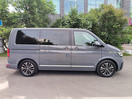 2022 Volkswagen Multivan T6 Рестайлинг, серый, 5890000 рублей, вид 4