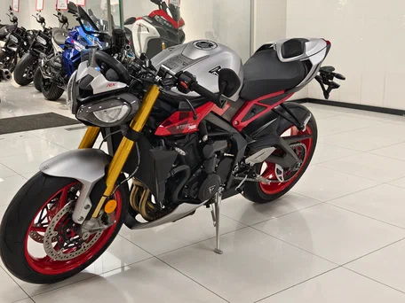 2026 Triumph Street Triple, серый, 1580000 рублей, вид 2