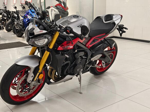 2026 Triumph Street Triple, серый, 1580000 рублей - вид 3