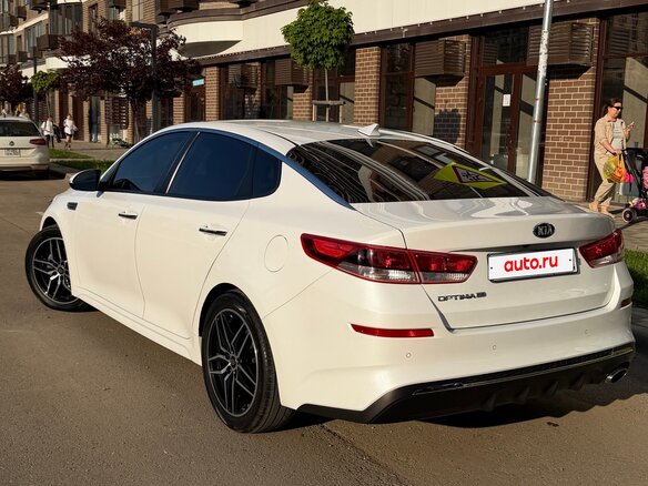 2019 Kia Optima IV Рестайлинг, белый, 1950000 рублей - вид 1