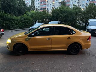 2018 Volkswagen Polo V Рестайлинг, жёлтый, 480000 рублей, вид 2