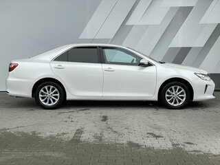 2015 Toyota Camry VII (XV50) Рестайлинг, белый, 1868000 рублей, вид 4