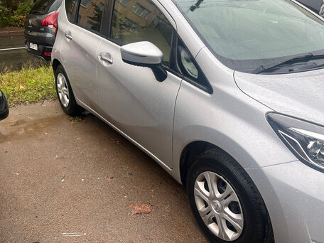 2018 Nissan Note II Рестайлинг, серебристый, 1250000 рублей, вид 2