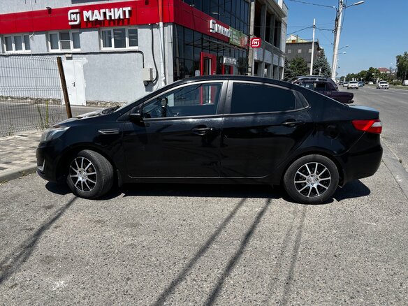 2013 Kia Rio 5-speed III, чёрный, 700000 рублей - вид 5