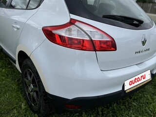 2013 Renault Megane III Рестайлинг, белый, 900000 рублей, вид 3