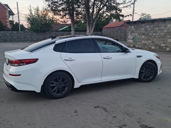 2020 Kia Optima IV Рестайлинг, белый, 1700000 рублей - вид 1