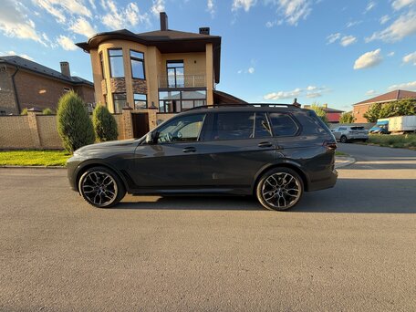 2024 BMW X7 40i I (G07) Рестайлинг, серый, 14500000 рублей, вид 4