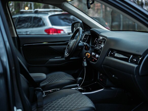 2021 Mitsubishi Outlander III Рестайлинг 3, серый, 2420000 рублей - вид 10