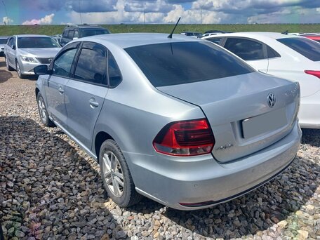 2016 Volkswagen Polo V Рестайлинг, серебристый, 729680 рублей, вид 3