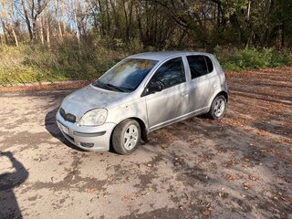 2004 Toyota Yaris I Рестайлинг, серебристый, 340000 рублей, вид 3