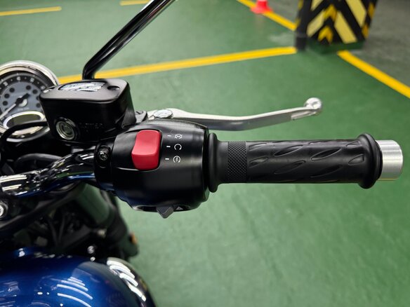 2023 Triumph Bonneville T100, синий, 1075000 рублей - вид 16