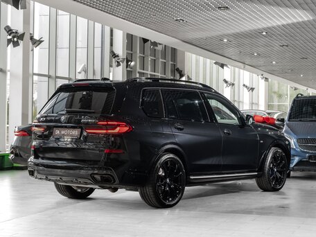 2025 BMW X7 40d I (G07) Рестайлинг, чёрный, вид 4
