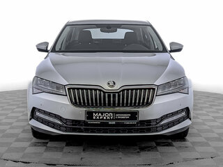 2021 Skoda Superb III Рестайлинг, серебристый, 2250000 рублей, вид 2