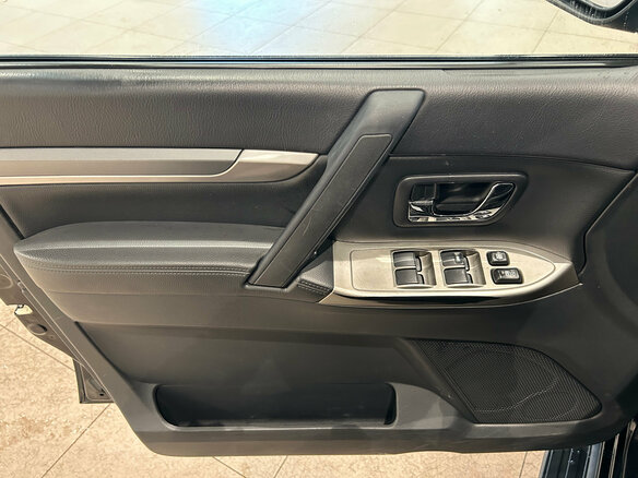 2015 Mitsubishi Pajero IV Рестайлинг 2, чёрный - вид 13