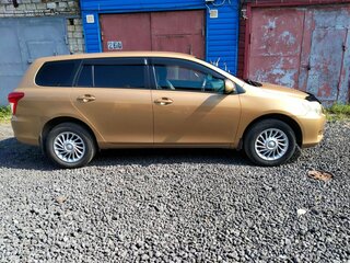 2010 Toyota Corolla Fielder X (E140, E150) Рестайлинг, золотистый, 780000 рублей, вид 3