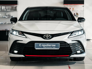 2021 Toyota Camry VIII (XV70) Рестайлинг, белый, 3100000 рублей, вид 2