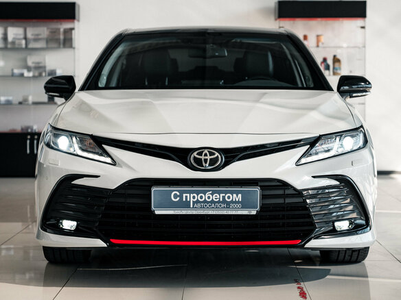 2021 Toyota Camry VIII (XV70) Рестайлинг, белый - вид 2
