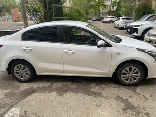 2021 Kia Rio IV Рестайлинг, белый, 1500000 рублей, вид 3