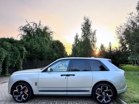 2024 Rolls-Royce Cullinan I (Series I), серебристый, 34450000 рублей, вид 3