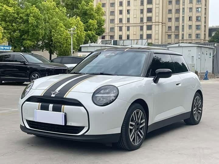 Открыть фотографии: Mini Hatch IV (F65/F66/J01)