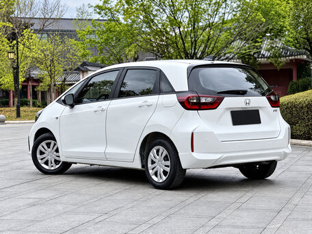 2023 Honda Fit IV Рестайлинг, белый, 1376000 рублей, вид 4