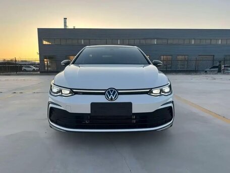 2023 Volkswagen Golf VIII, белый, 1910000 рублей, вид 3