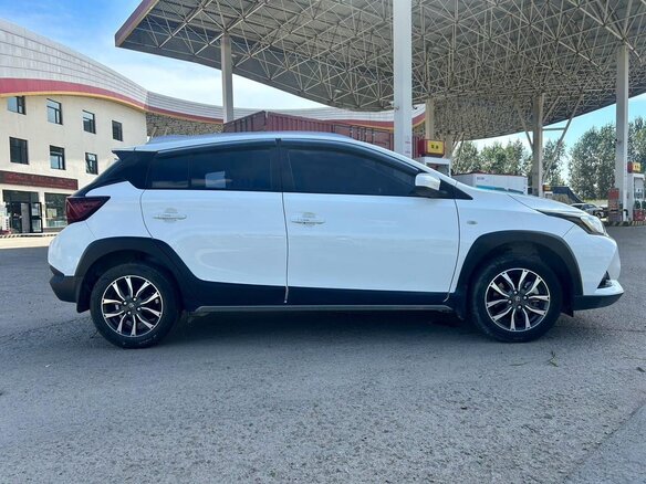2022 Toyota Yaris L XP150 Рестайлинг, белый - вид 4