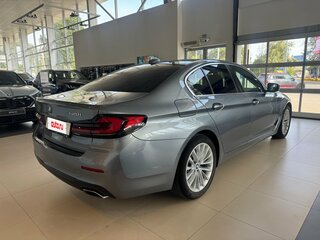 2021 BMW 5 серии 520i VII (G30/G31/G38) Рестайлинг, серый, 4300000 рублей, вид 3