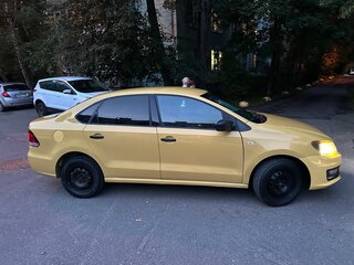 2018 Volkswagen Polo V Рестайлинг, жёлтый, 480000 рублей, вид 3