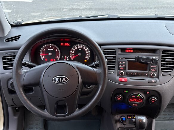 2011 Kia Rio II Рестайлинг, бежевый - вид 17
