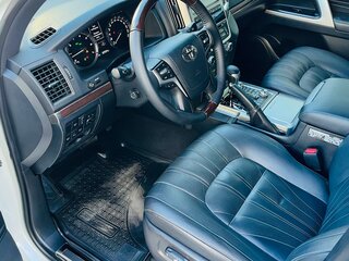 2020 Toyota Land Cruiser 200 Series Рестайлинг 2, белый, 9800000 рублей, вид 4