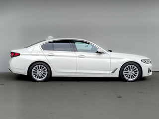 2022 BMW 5 серии 520i VII (G30/G31/G38) Рестайлинг, белый, 5200000 рублей, вид 4