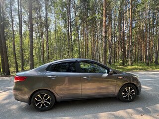 2017 Kia Rio III Рестайлинг, серый, 1350000 рублей, вид 3