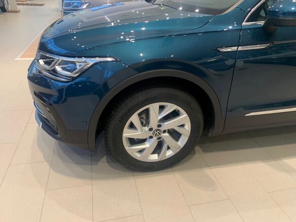 2022 Volkswagen Tiguan II Рестайлинг, синий, 4870000 рублей - вид 7