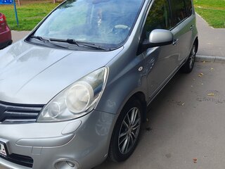 2013 Nissan Note I Рестайлинг, серебристый, 900000 рублей, вид 1