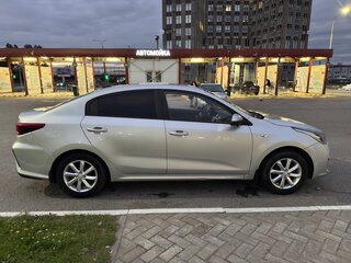 2019 Kia Rio IV, серебристый, 1400000 рублей, вид 3
