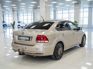 2016 Volkswagen Polo V Рестайлинг, бежевый, 900000 рублей, вид 4
