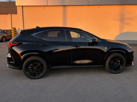2025 Lexus NX 450h+ II, чёрный, 6000000 рублей - вид 3