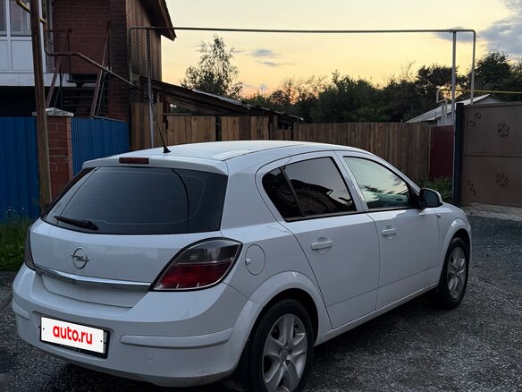 2011 Opel Astra H Рестайлинг, белый, 450000 рублей - вид 4