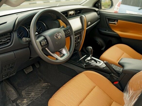 2025 Toyota Fortuner II Рестайлинг, белый, 5000000 рублей - вид 5