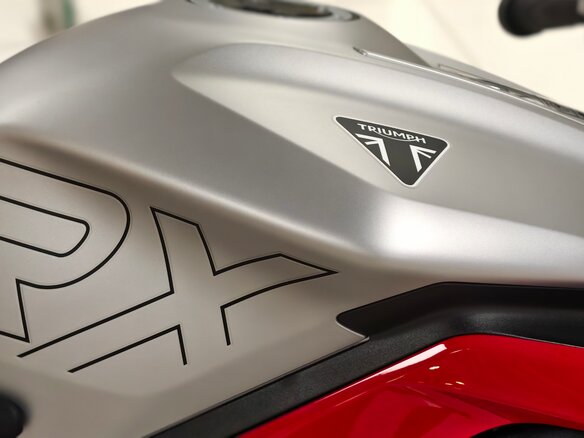 2026 Triumph Street Triple, серый, 1580000 рублей - вид 22
