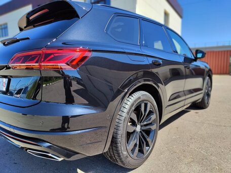 2019 Volkswagen Touareg III, чёрный, 4500000 рублей, вид 4