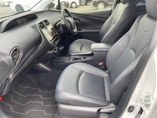 2022 Toyota Prius IV Рестайлинг (XW50), белый, 1420000 рублей, вид 3
