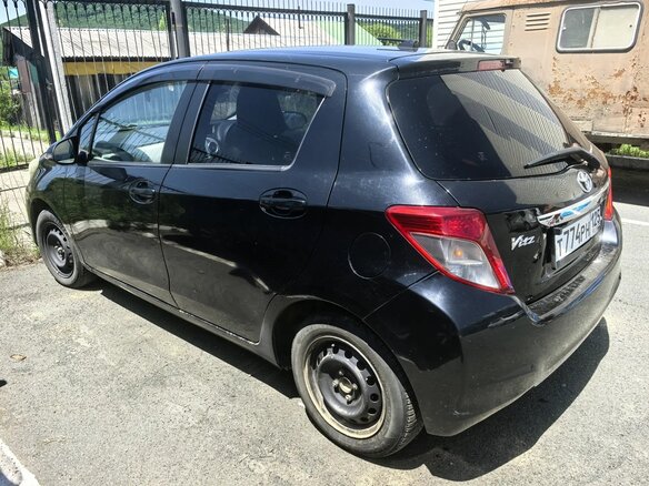 2011 Toyota Vitz III (XP130), чёрный, 570000 рублей - вид 3