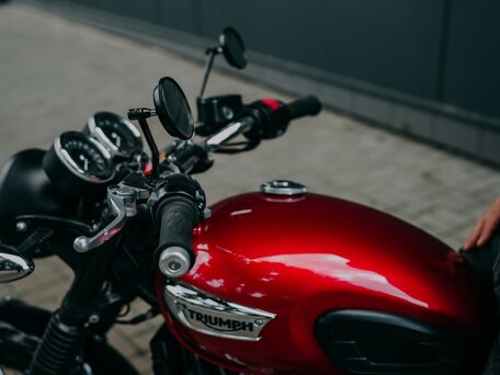 2019 Triumph Bonneville T100, красный, 750000 рублей, вид 2