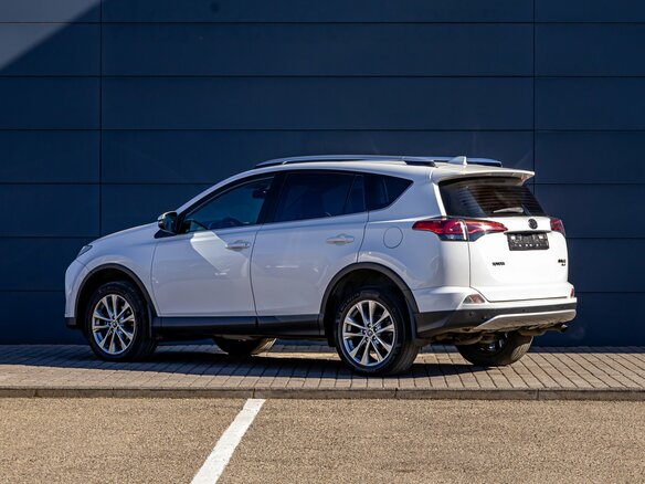 2017 Toyota RAV4 IV (XA40) Рестайлинг, белый, 1995000 рублей - вид 3