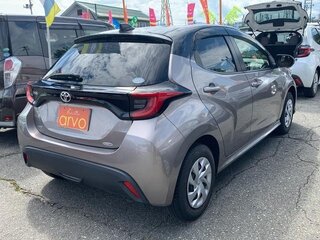2023 Toyota Yaris IV, серый, 1150000 рублей, вид 4