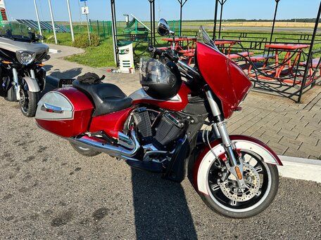 2012 Victory Cross Country, красный, 670000 рублей, вид 2